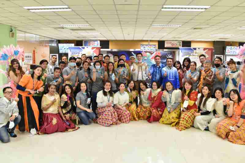 友達推動「安心、、、、創新、、、用心、、、同心、、、、盡心」五星職旅，，，為菲籍員工打造全方位照護，，，首度贏得「人權實踐與發展領袖獎」殊榮