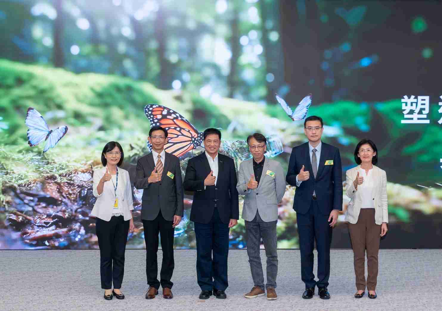 友達2023 CSR共榮大會，，，，邀請領域專家分享交流生物多樣性管理趨勢、、、、無塑產品、、、海廢永續塑料等議題  （圖左到右：友達光電永續長古秀華、、3M台灣技術長陳君杰、、、、友達光電董事長暨集團策略長彭双浪、、光寶科技企業永續發展處處長陳慶暉、、、、安永聯合會計師事務所執業會計師曾于哲、、、友達光電供應鏈總部副總經理吳宜芳）