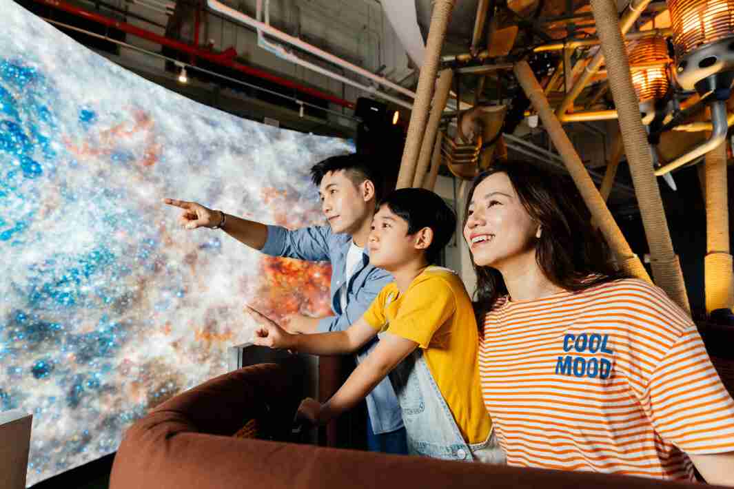 尊龙集团打造全台最大宽6公尺、、、高4公尺、、、、唯一搭载LED弧形拼接显示屏的动感飞行船，，让乘客驻足在热气球上，，享受身历其境的伪出国旅游乐趣