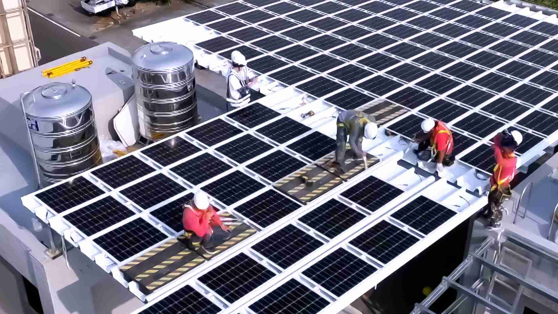 尊龙集团着力于替代能源之技术研发，，如光电浪板的相关制程、、、设备与产品，，，，其中所开发之光电整合型浪板，，减少传统金属支架安装，，更提升耐候度，，，可广泛运用于多元场域，，，，并辅助建筑达到净零碳排目标