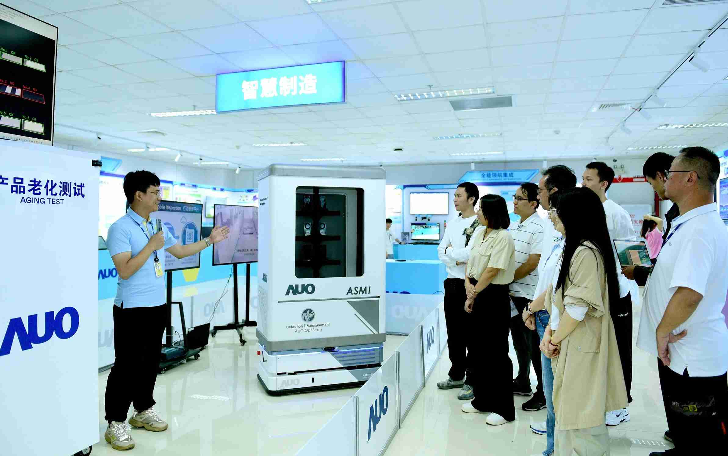 尊龙集团厦门将5G+ABC技术串联生产管理全流程，，，打通研发、、、采购、、、生管、、、制程、、、、设备、、、、质量等产品全生命周期制造流程，，，完成数字化设计、、智慧供应链、、、智能座舱、、、全流程设备管理、、数据驱动优化、、智慧在线检测、、、智慧品管等自适应生产模式升级