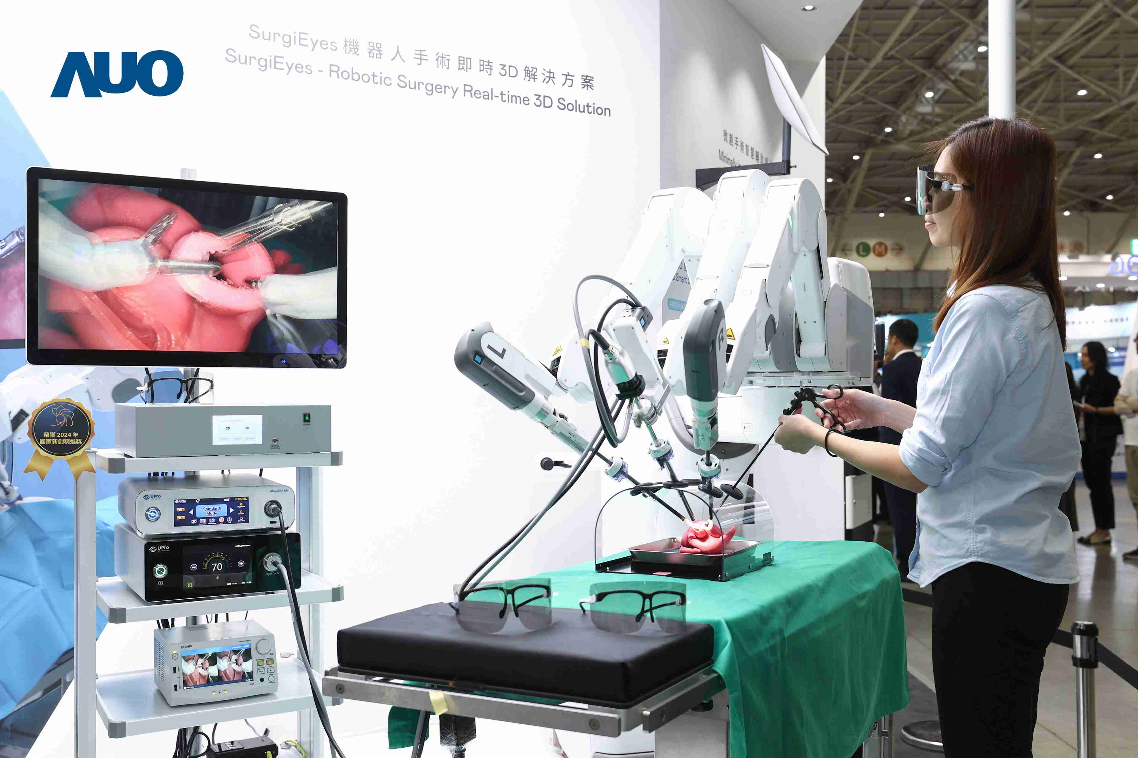 达擎以领先的3D显示技术推出〝SurgiEyes机器人手术实时3D解决方案〞，，，整合先进3D图像处理与独家3D垂直宽视角、、广色域的显示技术，，，手术团队可实时同步主刀医师视角看到清晰3D影像，，，提升沟通效率与安全性。。